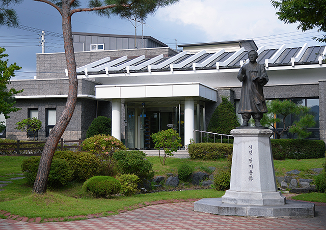 정지용 시인의 동상이 우뚝 선 정지용문학관 ▲ 정지용 시인의 동상이 우뚝 선 정지용문학관