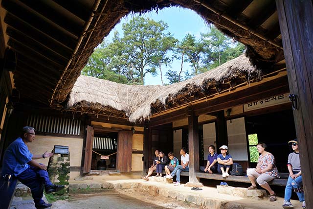 김유정생가에서 문화해설사의 이야기를 듣는 관람객 ▲ 김유정생가에서 문화해설사의 이야기를 듣는 관람객