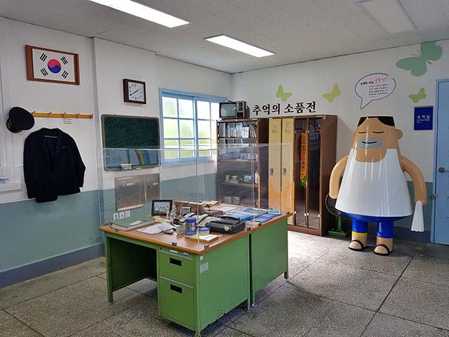 옛 김유정역에서 열리는 〈추억의 소품전〉 ▲ 옛 김유정역에서 열리는 〈추억의 소품전〉