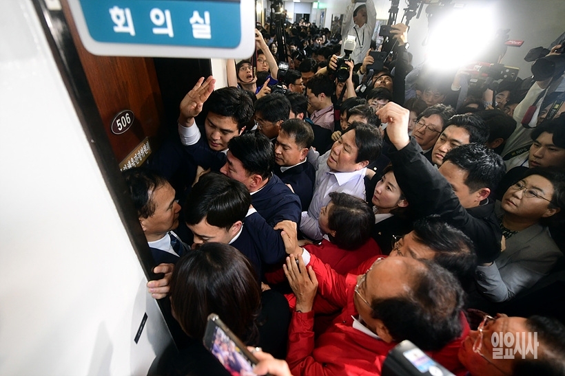 패스트트랙 지정에 반대하며 자유한국당 의원들이 문화체육관광위원회 회의실을 점거하고 있다. ⓒ사진공동취재단 ▲ ⓒ사진공동취재단