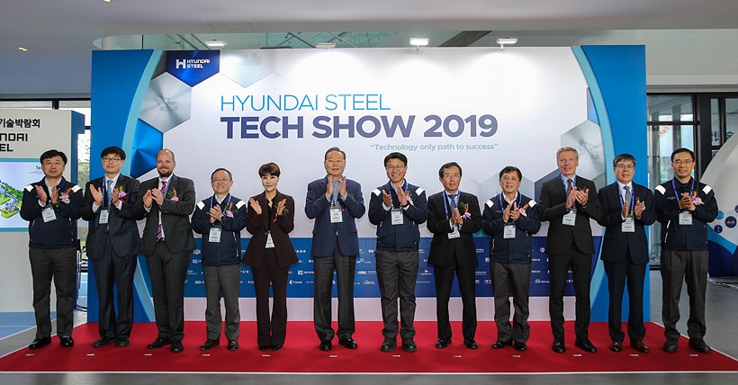 지난 22일, 현대제철 당진제철소서 열린‘2019 현대제철 기술박람회’ 개막식서 참석자들이 오픈 세리머니 후 기념촬영을 하고 있다. (좌로부터 현대제철 이형철 부사장, 한국철강협회 이민철 부회장, SMS 다니엘크니 부사장, 현대제철 서명진 부사장, 삼우ECO 김윤자 대표, 한국내화 김상배 대표, 현대제철 안동일 사장, SPCO 타이조츠쯔이 대표, 현대제철 이계영 부사장, PRIMETALS 마커스피클러 부사장, 서울엔지니어링 이원석 대표, 박종성 현대제철 부사장 ⓒ현대제철 제공) ▲ 지난 22일, 현대제철 당진제철소서 열린‘2019 현대제철 기술박람회’ 개막식서 참석자들이 오픈 세리모니 후 기념촬영을 하고 있다. (좌로부터 현대제철 이형철 부사장, 한국철강협회 이민철 부회장, SMS 다니엘크니 부사장, 현대제철 서명진 부사장, 삼우ECO 김윤자 대표, 한국내화 김상배 대표, 현대제철 안동일 사장, SPCO 타이조츠쯔이 대표, 현대제철 이계영 부사장, PRIMETALS 마커스피클러 부사장, 서울엔지니어링 이원석 대표, 박종성 현대제철 부사장 ⓒ현대제철 제공)