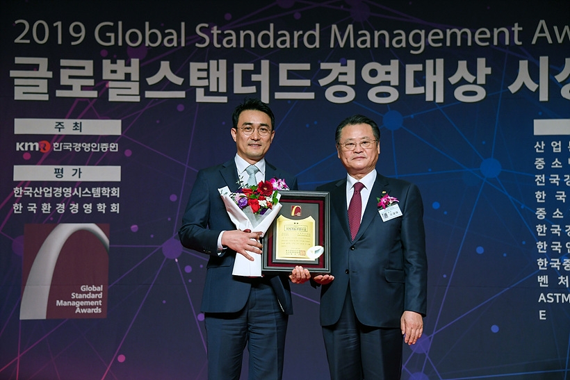 기아차는 ‘2019 글로벌스탠더드경영대상’서 ‘2019 지속가능경영 보고서 MOVE’가 성과 및 발전 방향을 효과적으로 전달받은 점을 인정받아 보고서 부문 대상, 전체 114개 출품작 중 1위에 올랐다고 밝혔다. ▲ 기아차는 ‘2019 글로벌스탠더드경영대상’서 ‘2019 지속가능경영 보고서 MOVE’가 성과 및 발전 방향을 효과적으로 전달받은 점을 인정받아 보고서 부문 대상, 전체 114개 출품작 중 1위에 올랐다고 밝혔다.