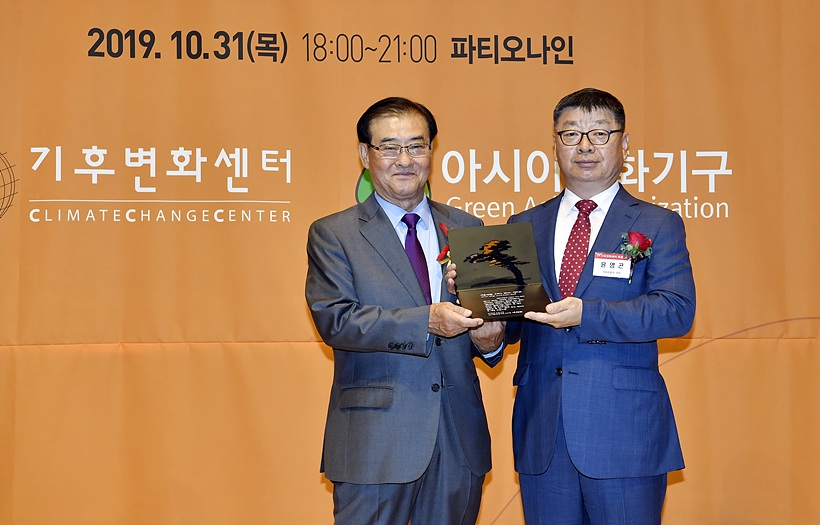▲ 서울시 강남구 논현로에 위치한 ‘파티오나인’서 진행된 ‘제9회 기후변화 그랜드리더스어워드’ 시상식서 기아차 수상자로 참석한 윤영곤 기아차 안전환경기획실장(사진 오른쪽)이 강창희 기후변화센터 이사장(사진 왼쪽)으로부터 상을 수여받고 기념촬영을 하고 있다.