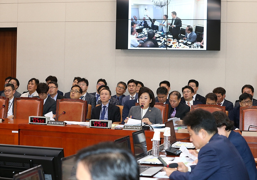 지난달 8일, 서울 여의도 국회서 박영선 중소벤처기업부장관이 국정감사 도중 장석춘 자유한국당 의원의 부산창조경제혁신센터 관련 질의에 답변을 하고 있다. ▲ 지난달 8일, 중소벤처기업부 국정감사 도중 장석춘 자유한국당 의원이 부산창조경제혁신센터와 관련된 박영선 중기부장관에게 질의를 하고 있다.