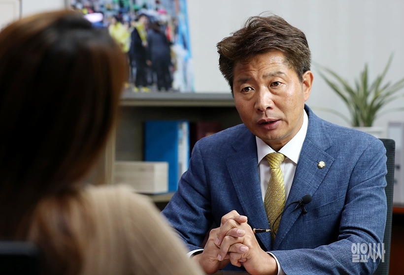 여영국 정의당 의원이 최근 일요시사와 인터뷰를 갖고 있다. ▲ 여영국 정의당 의원이 최근 일요시사와 인터뷰를 갖고 있다.