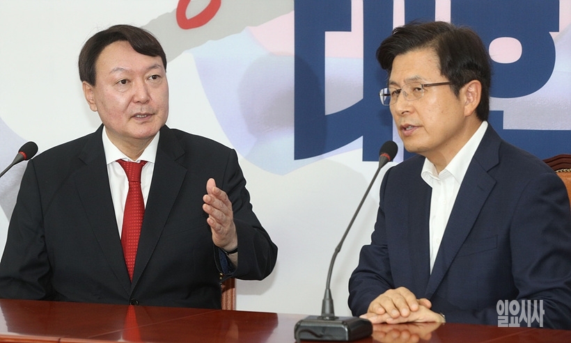 ▲ 황교안 자유한국당 대표(사진 오른쪽)와 윤석열 검찰총장