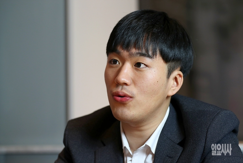 <일요시사>와 인터뷰를 갖고 있는 황희두 더불어민주당 20대 총선기획단 위원 ⓒ문병희 기자 ▲ 일요시사와 인터뷰를 갖고 있는 황희두 더불어민주당 총선기획단 위원