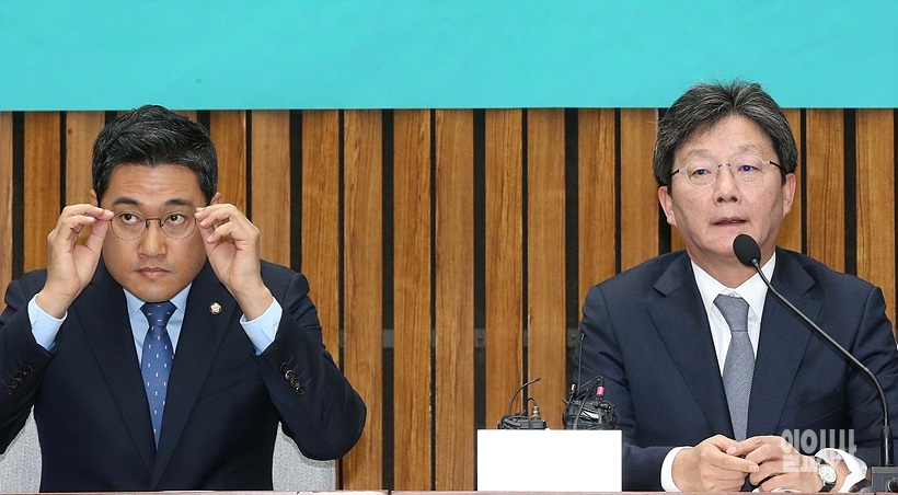 오신환 변혁 신임대표(사진 왼쪽)와 유승민 바른미래당 의원