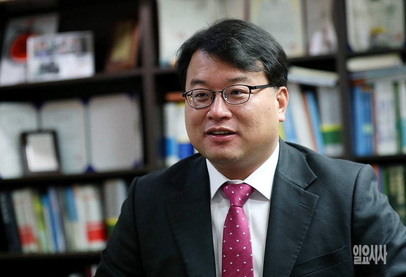 <일요시사>와 인터뷰 갖는 ‘젊은 정치인’ 김기윤 변호사 ⓒ문병희 기자 ▲ 일요시사와 인터뷰 갖는 ‘젊은 정치인’ 김기윤 변호사