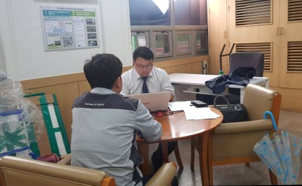 광명 기아자동차 소하리공장 접견실서 충청향우회 소속 직원에게 법률 상담 중인 김기윤 변호사 ▲ 광명 기아자동차 소하리공장 접견실서 충청향우회 소속 직원에게 법률 상담 중인 김기윤 변호사