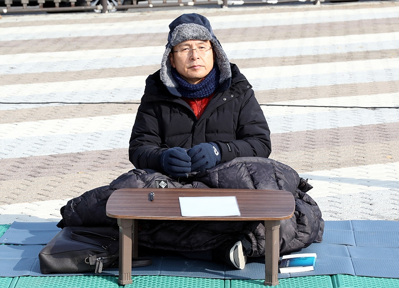 청와대 앞에서 단식투쟁 중인 황교안 자유한국당 대표 ▲ 청와대 앞에서 단식투쟁 중인 황교안 자유한국당 대표