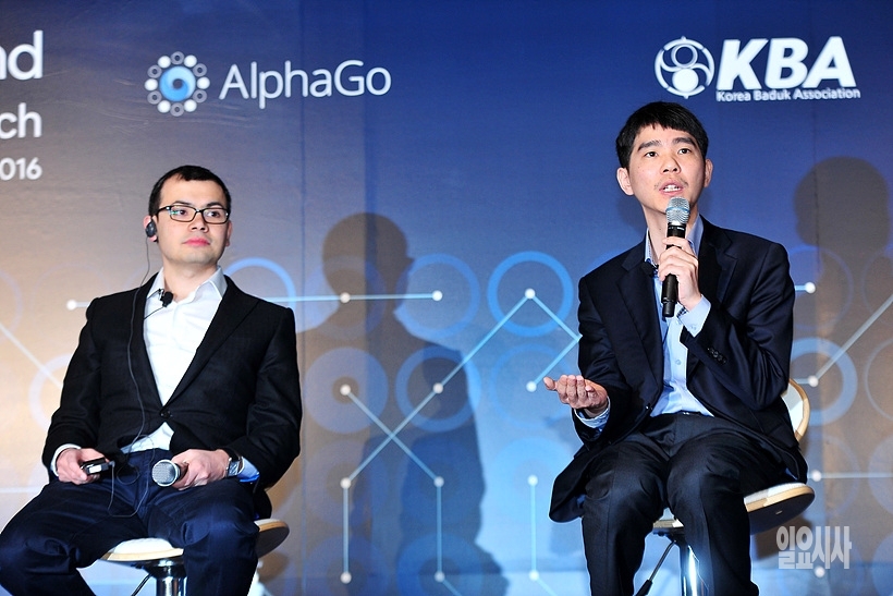 인공지능 AI 알파고와 대결서 1승4패로 패한 뒤 기자회견을 갖고 있는 이세돌 9단 ⓒ한국기원 ▲ 알파고와 대결서 1승4패로 패한 뒤 기자회견을 갖고 있는 이세돌 9단 ⓒ한국기원