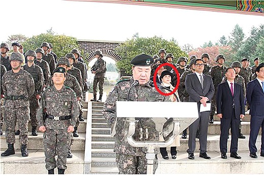 우오현 SM그룹 회장이 명예사단장으로 30사단 장병 사열식을 해 논란이 됐다. 당시 우오현 회장의 친 여동생이자 한미동맹친선협회 회장인 우현의씨(사진 원 안)도 행사에 참석했다. ▲ 우오현 SM그룹 회장이 명예사단장으로 30사단 장병 사열식을 해 논란이 됐다. 당시 우오현 회장의 친 여동생이자 한미동맹친선협회 회장인 우현의씨도 행사에 참석했다.