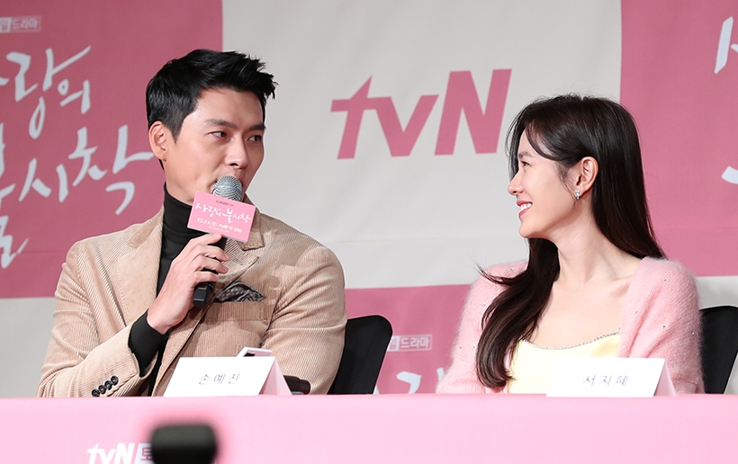 <사랑의 불시착> 제작발표회장에서 현빈과 손예진이 마주보고 있다. ⓒ문병희 기자 ▲ <사랑의 불시착> 제작발표회장에서 현빈과 손예진이 마주보고 있다. ⓒ문병희 기자