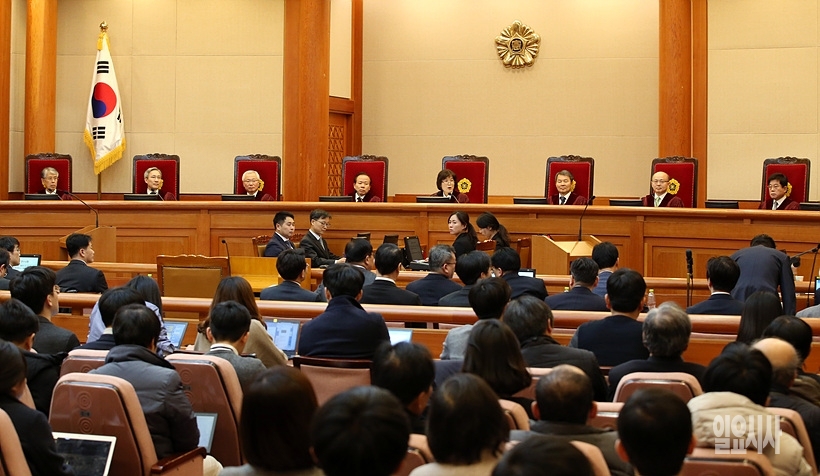 주문 발표하는 이정미 헌법재판소장 직무대행 ⓒ사진공동취재단 ▲ 박근혜 탄핵 논의 중인 헌법재판소 재판관들 ⓒ사진공동취재단