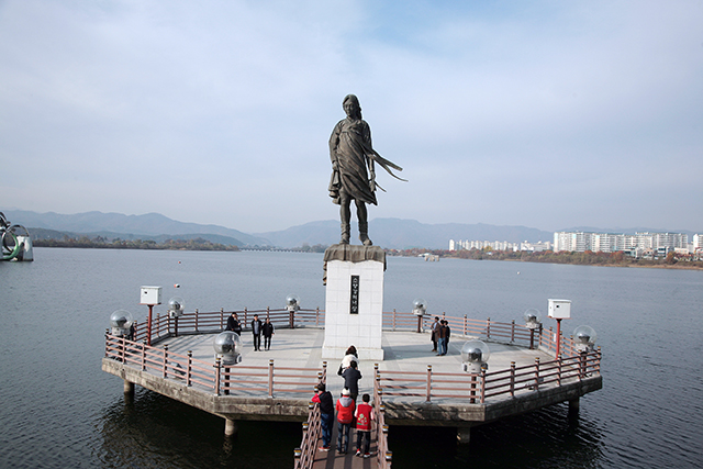 ▲ 수상 데크 위에 선 소양강 처녀상