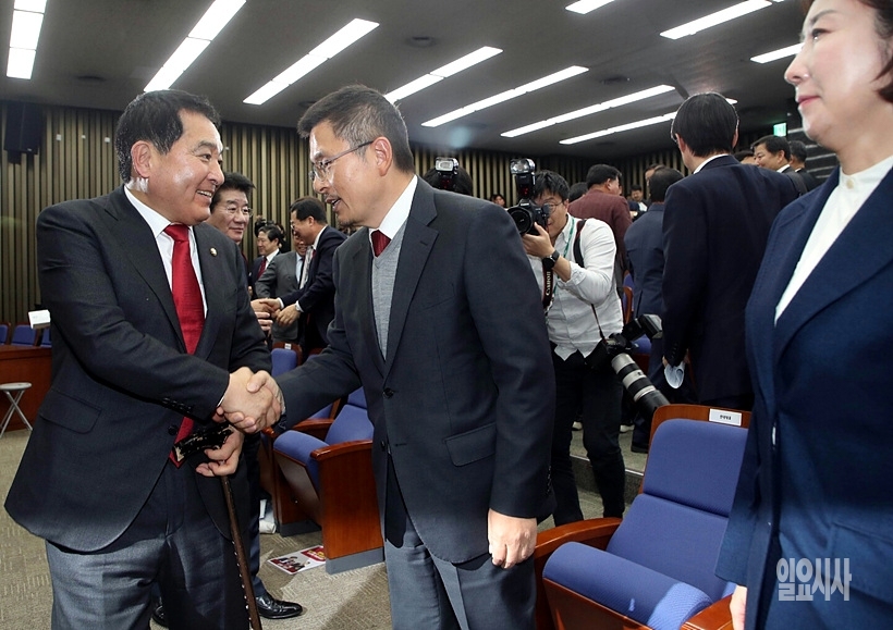 악수 나누는 황교안 자유한국당 대표(사긴 가운데)와 심재철 신임 원내대표 ▲ 악수 나누는 황교안 자유한국당 대표와 심재철 신임 원내대표