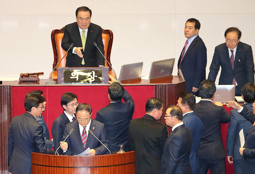 본회의 도중 문희상 국회의장에게 항의하는 자유한국당 의원들