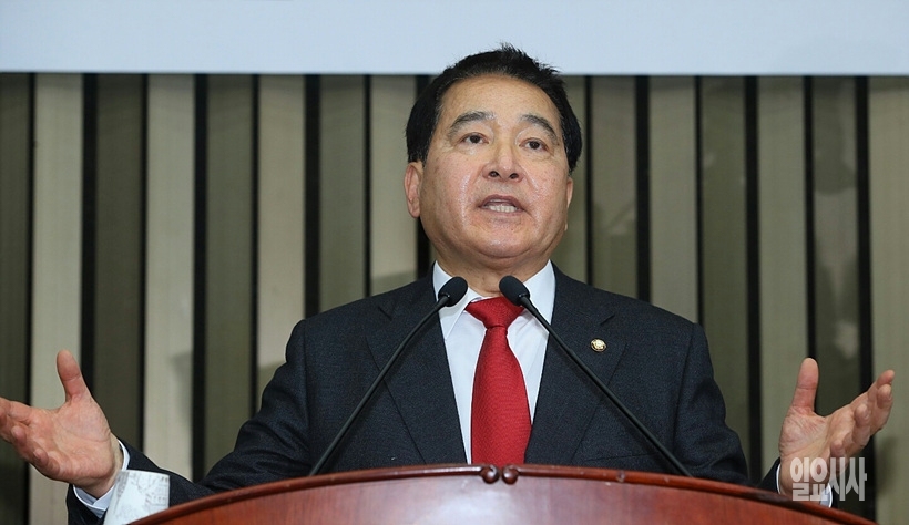 수락연설하는 심재원 자유한국당 원내대표 ▲ 수락연설하는 심재원 자유한국당 원내대표