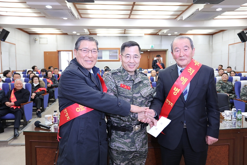지난 11일, 경기도 김포 소재의 해병대 방문한 유경현 대한민국헌정회장 ▲ 지난 11일, 경기도 김포 소재의 해병대 방문한 유경현 대한민국헌정회장