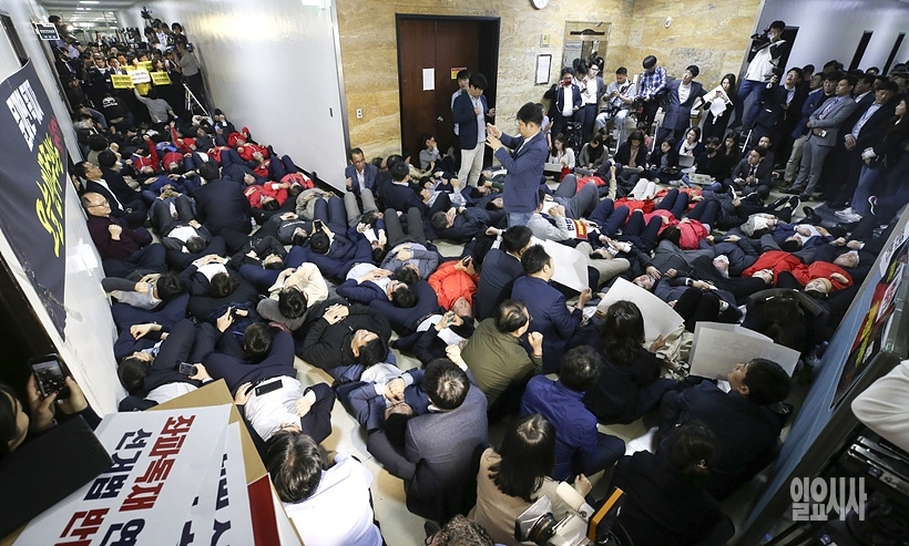 패스트트랙으로 대치 중인 여야 ⓒ사진공동취재단 ▲ 패스트트랙으로 대치 중인 여야 ⓒ사진공동취재단