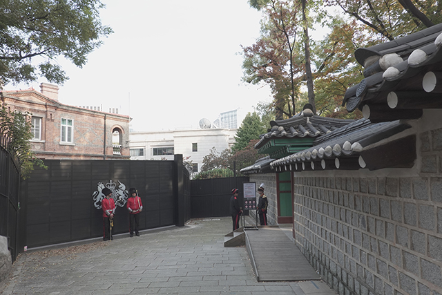 영국대사관과 덕수궁 돌담 내부길 ▲ 영국대사관과 덕수궁 돌담 내부길