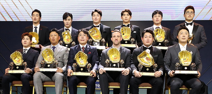 지난 9일, 2019년 KBO서 최고의 활약을 펼쳤던 각 부문 선수들이 골든글러브를 수상한 후 기념촬영을 갖고 있다.