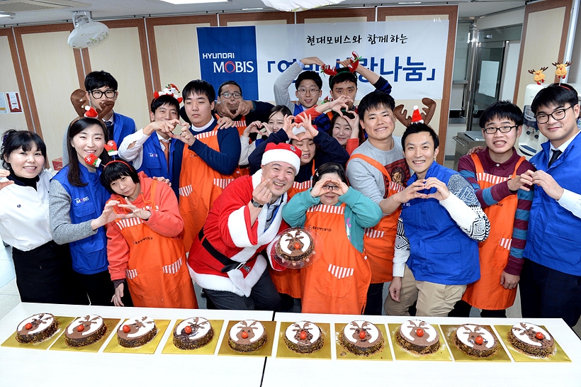 임직원들이 ‘연말 사랑나눔’ 행사에서 직접 만든 케이크를 함께 나누고 있다. ▲ 임직원들이 ‘연말 사랑나눔’ 행사에서 직접 만든 케이크를 함께 나누고 있다.