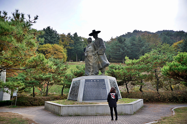 박달재 전설을 볼 수 있는 박달과 금봉 조각상 ▲ 박달재 전설을 볼 수 있는 박달과 금봉 조각상