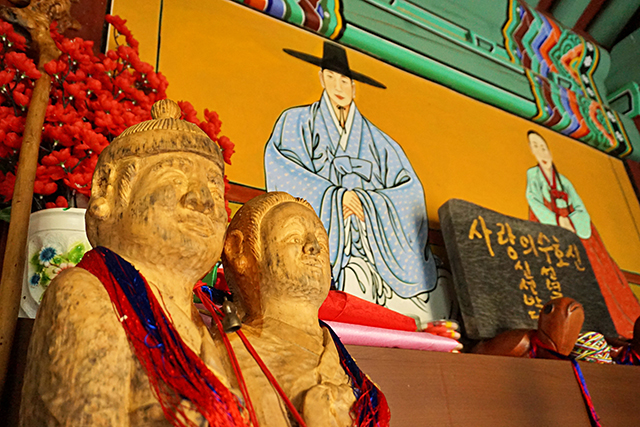 박달재목각공원에 박달과 금봉의 명복을 비는 사당이 있다. ▲ 박달재목각공원에 박달과 금봉의 명복을 비는 사당이 있다.