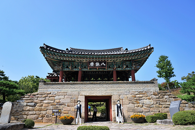 청풍문화재단지 입구인 팔영루 ▲ 청풍문화재단지 입구인 팔영루
