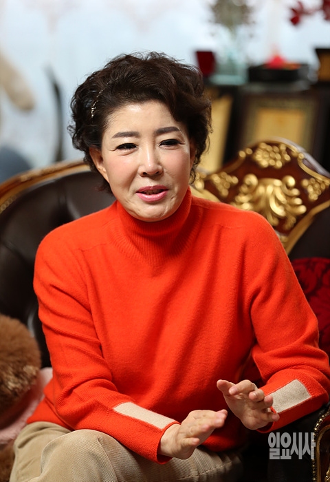 ‘봉사 전도사’로 활약하고 있는 트로트가수 강민주 ⓒ문병희 기자 ▲ ‘봉사 전도사’로 활약하고 있는 트로트가수 강민주씨 ⓒ문병희 기자