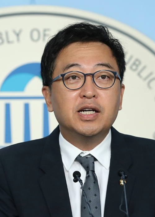 공수처법 표결서 기권표를 행사한 후 출당 및 제명 요구까지 받고 있는 금태섭 더불어민주당 의원 ▲ 금태섭 더불어민주당 의원
