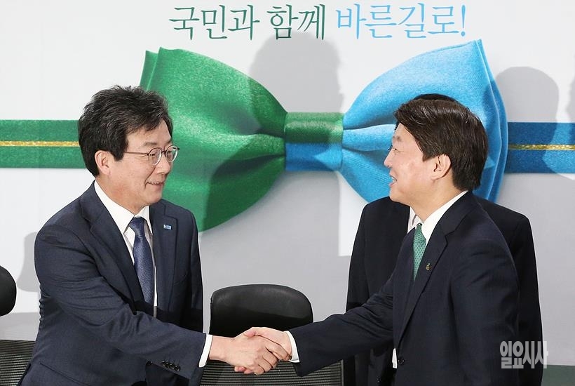 안철수 전 국민의당 대표(사진 오른쪽)의 정계 복귀 선언 이후 총선 시계가 숨가쁘게 돌아가고 있다. ▲ 안철수 전 국민의당 대표의 정계 복귀 선언 이후 정치 시계가 숨가쁘게 돌아가고 있다.