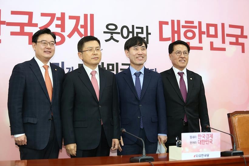 자유한국당(대표 황교안, 사진 왼쪽서 두 번째)와 새로운보수당(공동대표 하태경, 오른쪽서 두 번째)이 손잡을 수 있을지에 대해 정치권이 촉각을 모으고 있다. ▲ 황교안 자유한국당 대표와 하태경 새로운보수당 대표가 손잡을 수 있을지에 대해 정치권이 촉각을 모으고 있다.