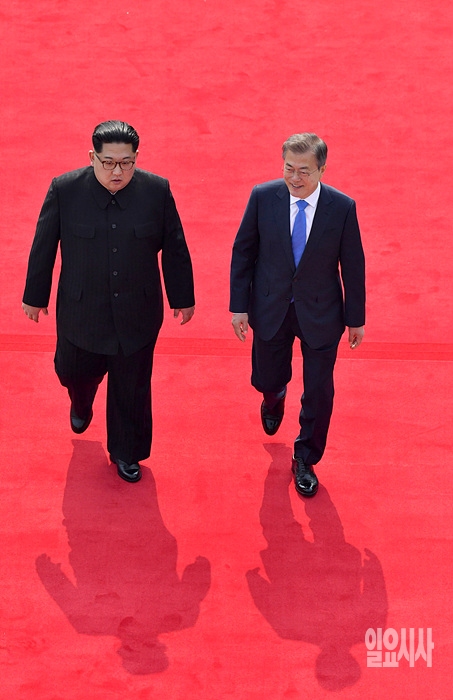 문재인 대통령과 김정은 북한 국방윈장 ⓒ한국사진공동취재단 ▲ 문재인 대통령과 김정은 북한 국방윈장 ⓒ한국사진공동취재단