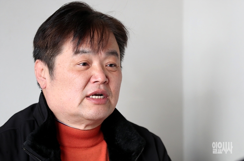 <일요시사>와 인터뷰 갖고 있는 장지영 전 인하대 씨름 감독 ▲ 일요시사와 인터뷰 갖고 있는 장지영 전 인하대 씨름 감독