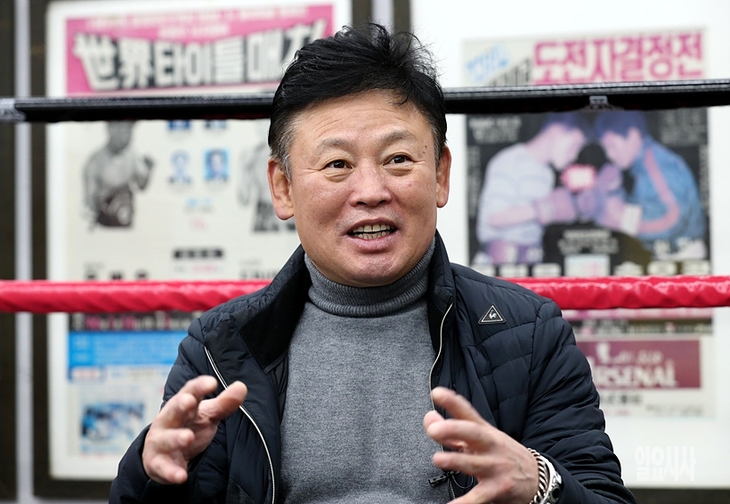 <일요시사>와 인터뷰 중인 유명우 전 세계 챔피언 ⓒ문병희 기자 ▲ 일요시사와 인터뷰 중인 유명우 전 세계 챔피언 ⓒ문병희 기자