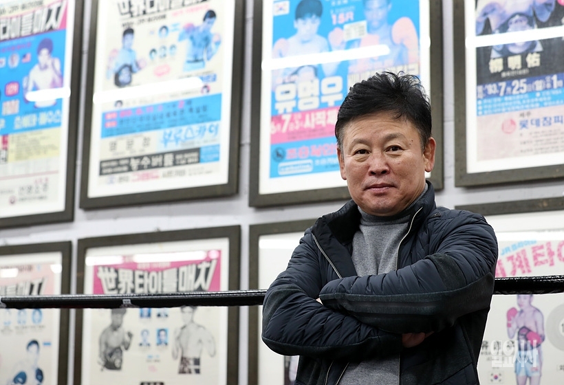 인터뷰 직후 포즈 잡고 있는 유명우 전 세계 챔피언 ⓒ문병희 기자 ▲ 인터뷰 직후 포즈 잡고 있는 유명우 전 세계 챔피언 ⓒ문병희 기자