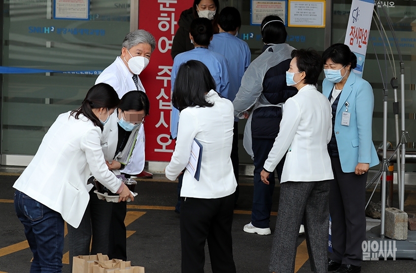 옆에서 나는 소리에 고개를 돌리는데… ▲ 그런데 옆에서 나는 소리에 고개가 돌아가는데...