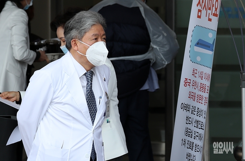 선별진료소 상황실 살피러 나서는 송 부원장 ▲ 커피는 나중에, 선별진료소 상황이나 살펴보세.