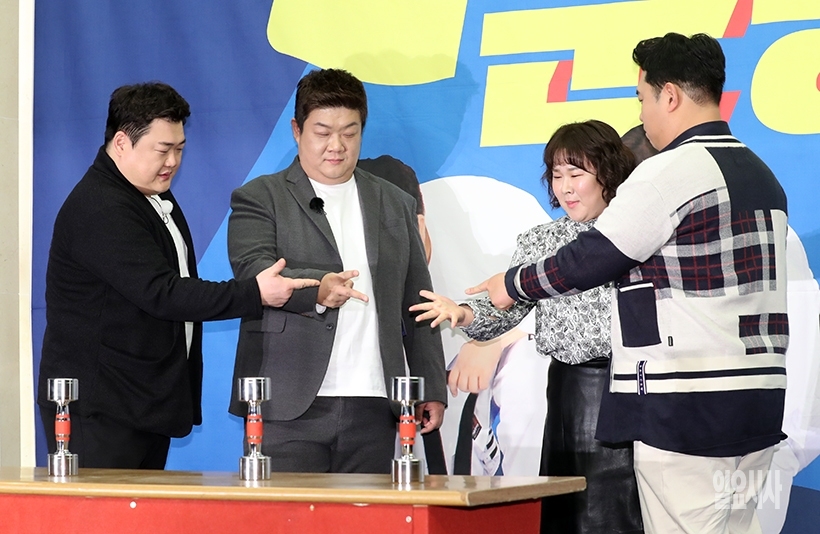 양치승 관장과 운동하게 될 멤버는 단 한 명으로 앞에 놓인 아령을 들지 못하는 사람이 선택됩니다. 아령 선택 순서는 가위바위보로 정해요. ▲ 양치승 관장과 운동을 하게 될 멤버는 한 명으로 앞에 보이는 아령을 못드는 사람이 선택됩니다. 아령 선택 순서는 가위바위보로 정해요.