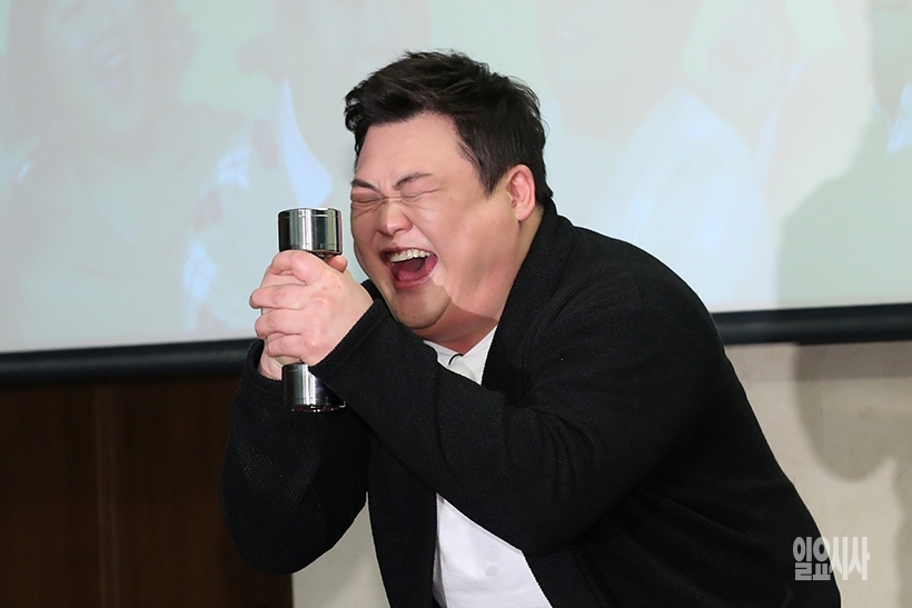 첫 번째 주자 김준현은 무사히 아령을 들어 통과 ▲ 첫 번째 주자 김준현, 무사히 아령을 들어 통과