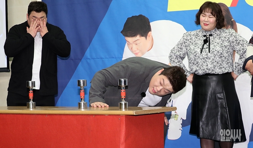 두 번째 주자 유민상이 신중히 아령을 고르는데… ▲ 두 번째 주자 유민상, 신중히 아령을 고르는데...