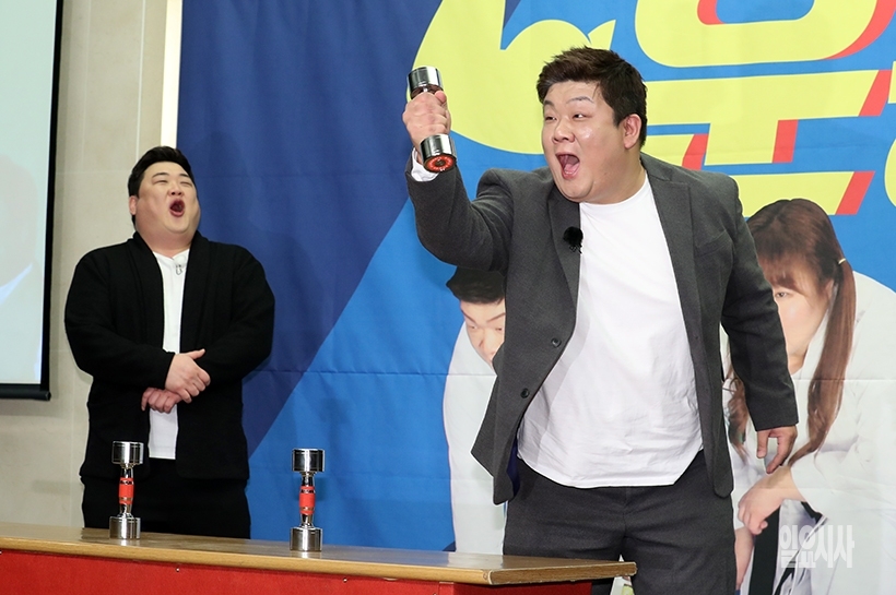 유민상 역시 아령을 들어 통과 ▲ 유민상 역시 아령을 들어 통과