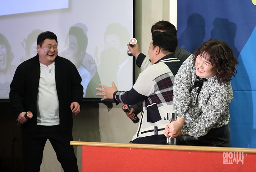 남은 두 멤버는 동시에 아령을 드는데…김민경이 선택한 아령은 책상에 붙어 떨어지질 않고 있네요. ▲ 남은 두 멤버는 동시에 아령을 드는데... 김민경 아령은 책상에 붙어 있네요.