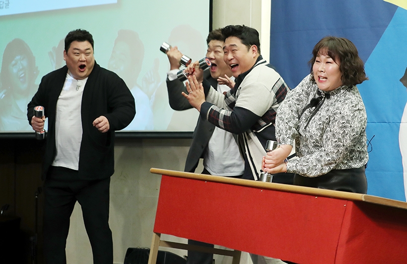 세 멤버는 웃음꽃을 감추지 못하는 가운데 양치승 관장과 운동해야 할 판인 김민경은 젖먹던 힘까지 짜내 보지만… ▲ 기뻐하는 세 멤버와 양치승 관장과 운동을 해야하는 김민경은 우울한 표정을 감추지 못하고.