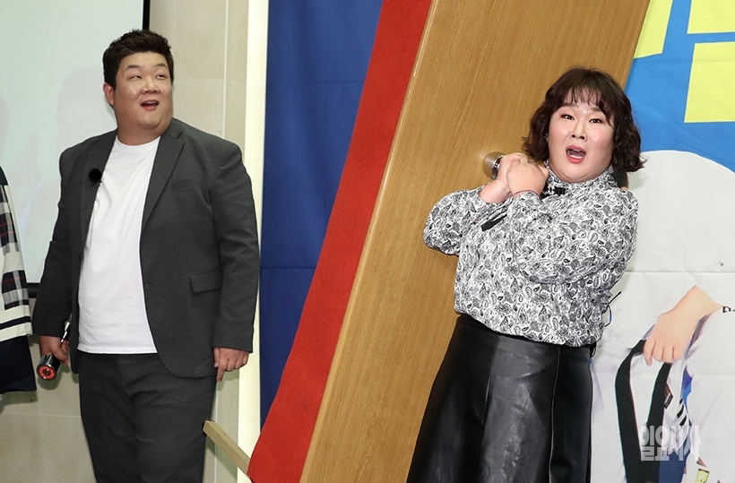 아령과 함께 책상까지 들어올리고 만 김민경 ▲ 아령을 들고자 하는 급한 마음에 책상까지 들어 올리는 김민경