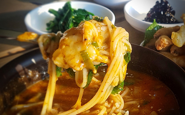예산 어죽에는 밥과 국수, 수제비가 들어간다. ▲ 예산 어죽에는 밥과 국수, 수제비가 들어간다.