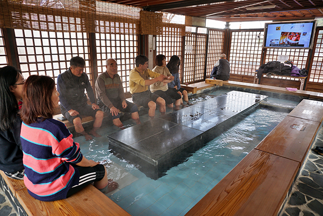 예산군청이 무료로 운영하는 덕산온천족욕장 ▲ 예산군청이 무료로 운영하는 덕산온천족욕장